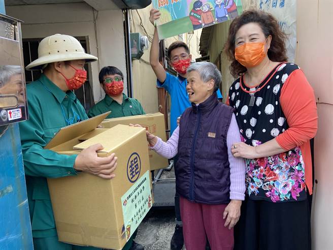 「阿嬷！邮差来您家按门铃喔！」于阿嬷看到社工和邮差出现在家门口，开心得说，「邮差送信、送包裹，嘛ㄟ会送饭菜」。（卢金足摄）