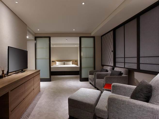 旅人畅游台北中山商圈下榻老爷会馆，可于房内享受天然浴盐洗礼。图／老爷会馆