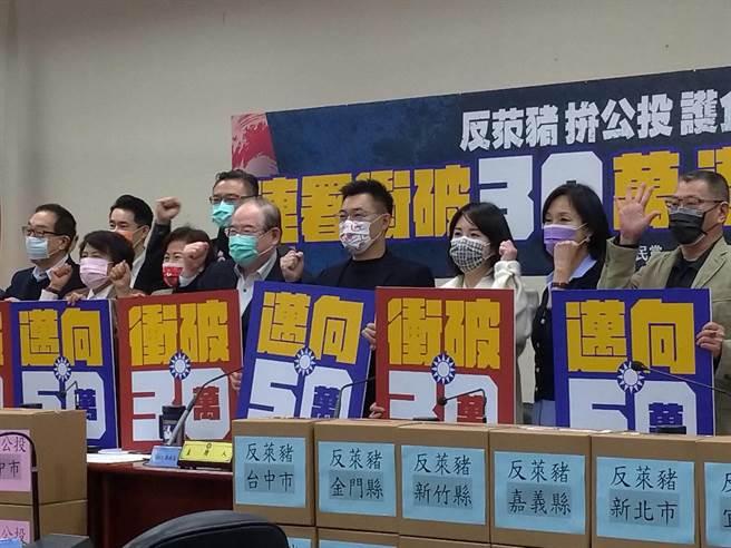 江启臣及党务干部、中常委一起呼口号，目标让双公投连署都衝破50 万份。（黄福其摄）