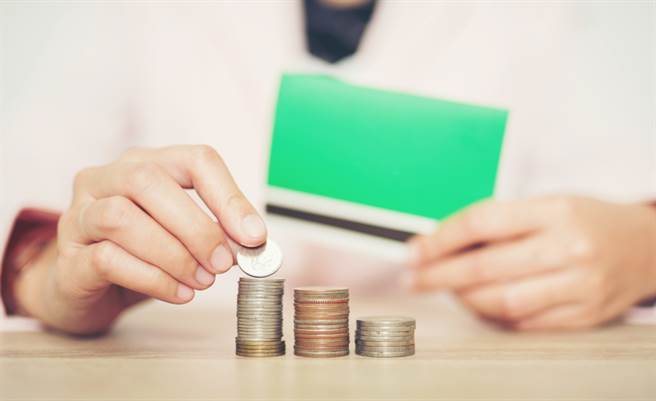 一位人妻在打掃除時找到丈夫的120萬元私房錢，氣的要求財產要共用。（示意圖／Shutterstock）