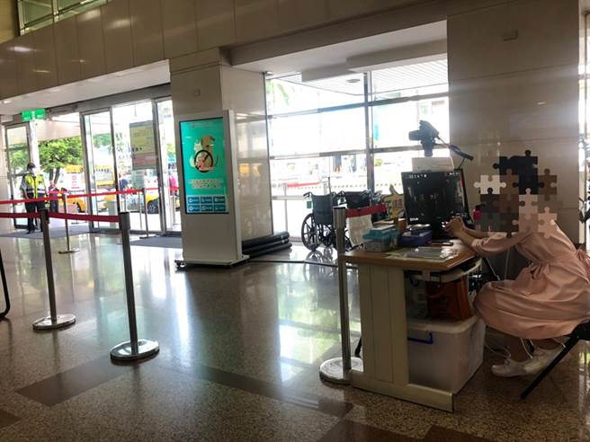 有网友爆料台中某医院的体温监测站是一名孕妇，他认为十分没良心，遭到许多网友纷纷打脸。（图／翻摄自靠北护理师）