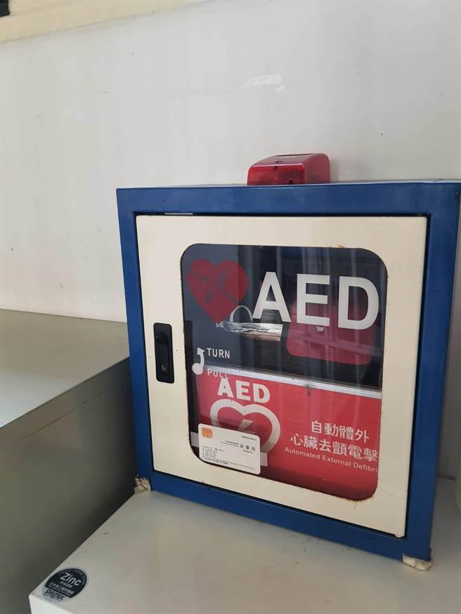 移民署南区事务大队高雄收容所所内装设AED，预防收容人突发心血管疾病。（林瑞益摄）