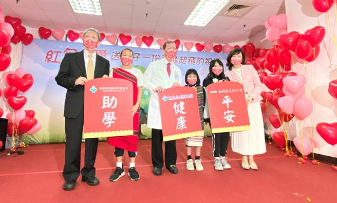 中國附醫結合各企業27日響應世界展望會「紅包傳愛」計畫舉辦關懷活動，分送助學、健康與平安三大紅包。（馮惠宜攝）