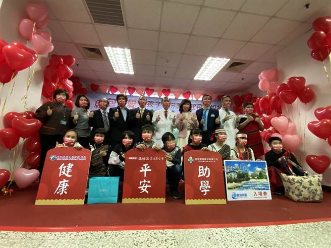 中國附醫結合各企業27日響應世界展望會「紅包傳愛」計畫舉辦關懷活動，分送助學、健康與平安三大紅包。（馮惠宜攝）