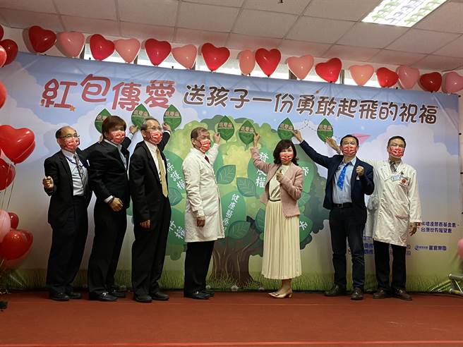 中國醫藥大學附設醫院、林增連慈善基金會、長佳智能股份有限公司攜手麗寶樂園、雅方國際、長聖生技等企業在歲末舉辦「紅包傳愛關懷活動」，並且響應聯合國兒童權利公約。（馮惠宜攝）