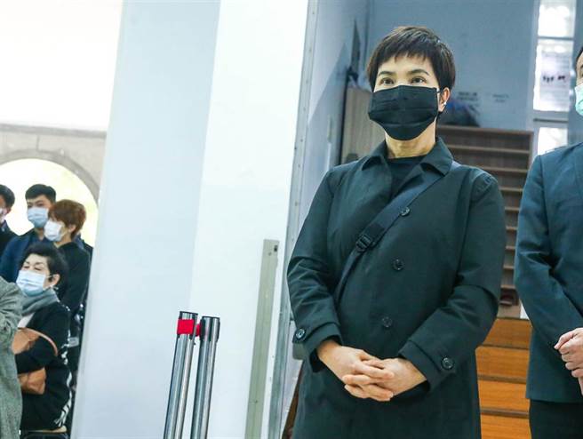 李艷秋來送恩師白銀最後一程。（粘耿豪攝）
