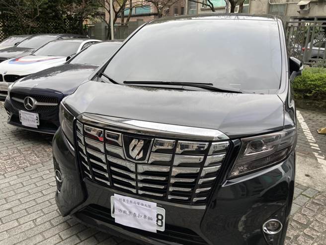 警方在打诈专案期间，共查扣33辆各式名车。（林郁平摄）