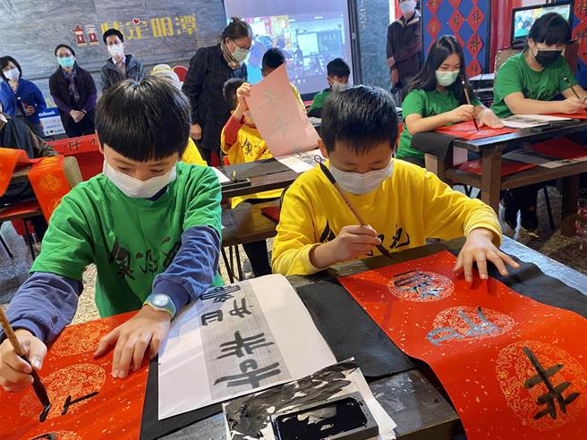 27日于日月潭文武庙，南投县府和鱼池国小联合举办一场别开生面的视讯交流，以远端连线的方式和位在中国的练市国小，一齐在云端写书法。（黄立杰摄）