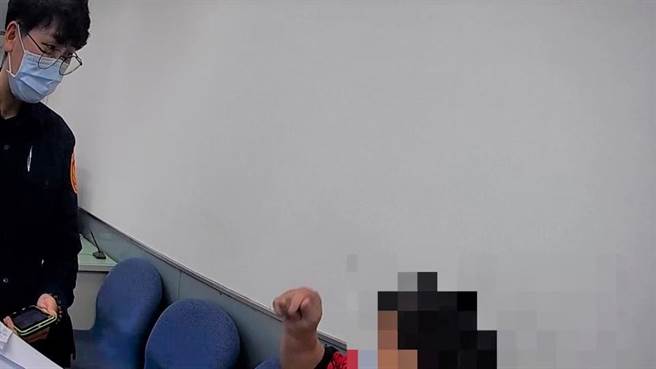 台东64岁陈姓妇人（右）透过网路认识自称德国籍石油大亨的男子，男子佯称要将投资赚得250万元转寄给陈妇但遭查扣，需由陈匯30万元手续费才可领取，所幸行员及员警（左）联手阻止了这场骗局。（台东县警局提供／蔡旻妤台东传真）