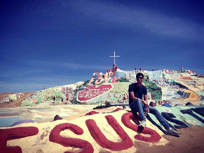 趙崇葦加入永慶房屋與團隊一起打拼，年薪再創180萬新高，且每年都會安排假期到海外旅遊，紀錄當地的人文風情。(圖/永慶房屋提供)