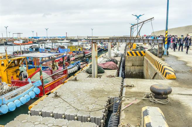 县府投入约1亿元改善坡头渔港，县议会议员们沿着港区进行考察。（罗浚滨摄）