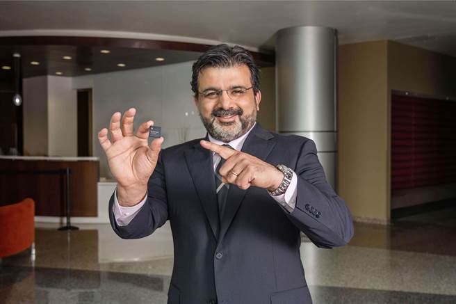 高通技术公司资深副总裁暨汽车事业部门总经理Nakul Duggal手持第四代Snapdragon汽车驾驶座系列平台。（高通提供／黄慧雯台北传真）