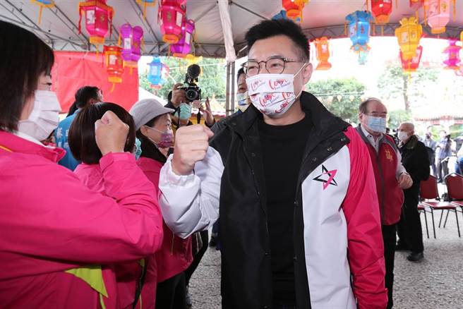 国民党主席江启臣（右）再向立法院副院长蔡其昌喊话，呼吁应汰除4部老旧燃煤机组。（黄世麒摄）
