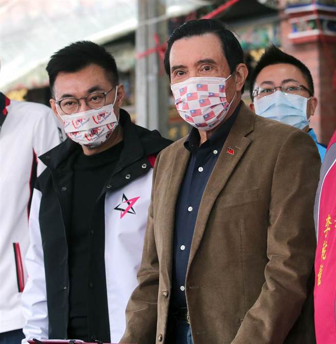 前总统马英九（中）、国民党主席江启臣（左）27日参加新北市三重区先啬宫关怀独居长者活动。（黄世麒摄）
