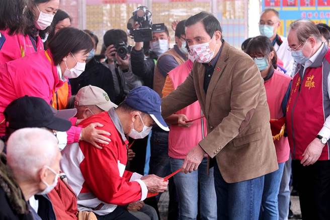 前总统马英九（右三）27日参加新北市三重区先啬宫关怀独居长者活动，并致赠长者红包及春联。（黄世麒摄）
