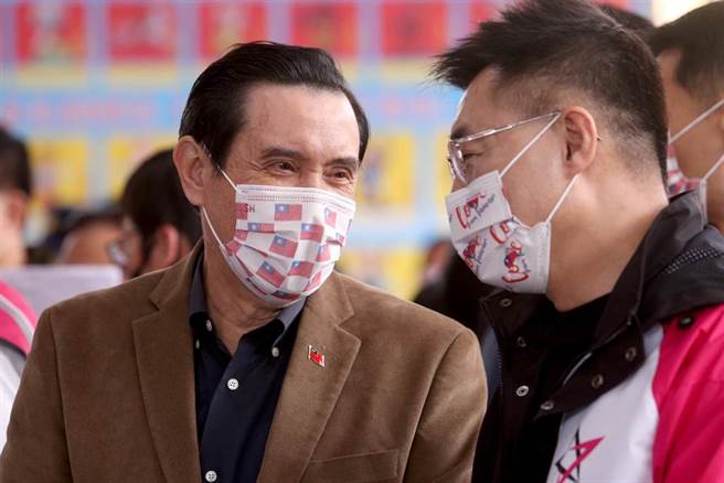 前总统马英九（左）、国民党主席江启臣（右）27日参加新北市三重区先啬宫关怀独居长者活动，两人交谈热络。（黄世麒摄）
