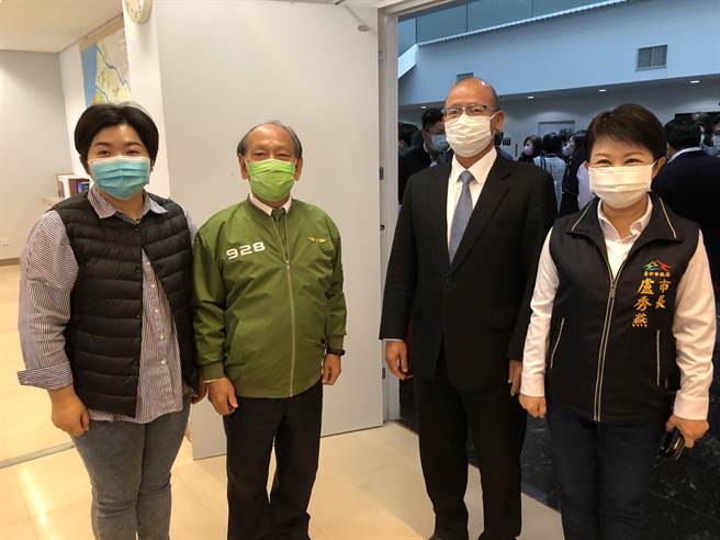 民进党新任总召谢明源（左二）曾与大甲镇澜宫董事长顏清标共事，今与顏清标的女儿顏莉敏（左一）同当议员，直呼「真的太有缘了」。（陈世宗摄）