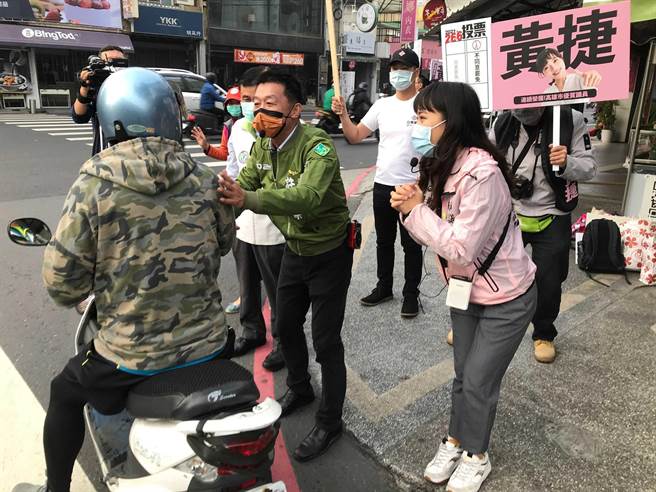 民進黨立委許智傑，陪同高雄市議員黃捷上街宣傳反罷免。（圖／摘自黃捷臉書）