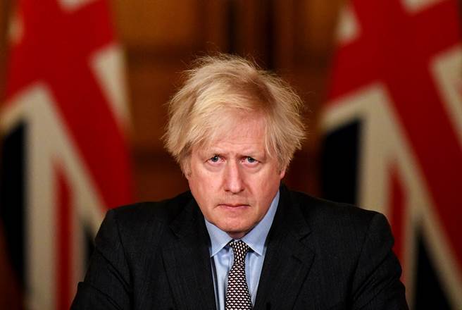 英國新冠死亡人數於26日突破10萬大關，英國首相強生（Boris Johnson）昨日鄭重向全國人民道歉，他表示會「負起全部責任」。（圖／TPG、達志影像）