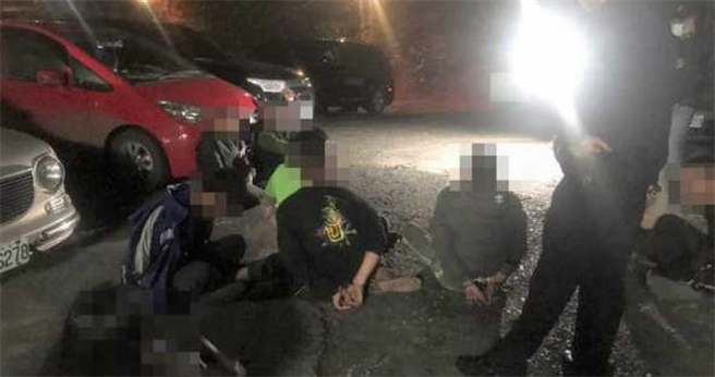 警方将闹事者压制在地、上铐，以防双方再爆发衝突。（图／翻摄画面）