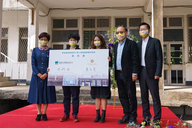 承岗董事长蔡子元(左三)与高雄港区土地开发公司董事长沈妙姿(左三)，在高雄副市长史哲(右二)等人见证之下，27日签署高港候工室开发合约。图／顏瑞田