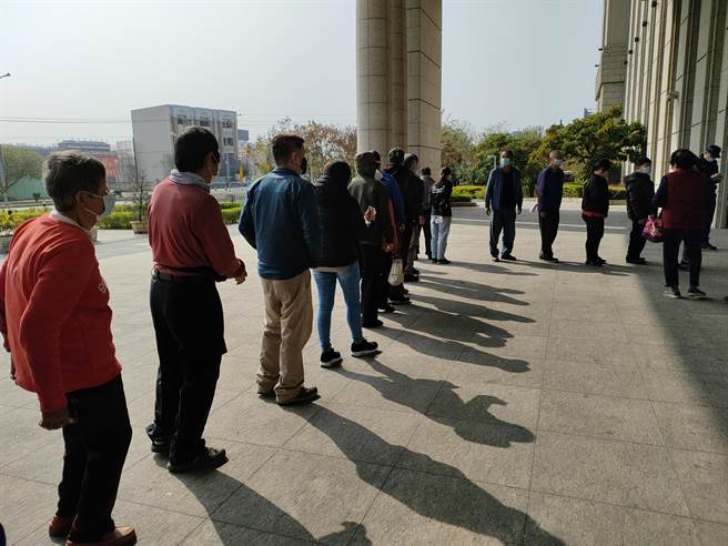因疫情关系门口管制，下午两点半的会议，一点多就有民眾排队要进入。(民眾提供／吴建辉彰化传真)