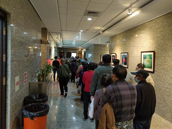 民眾排队登记要进入会场。(民眾提供／吴建辉彰化传真)