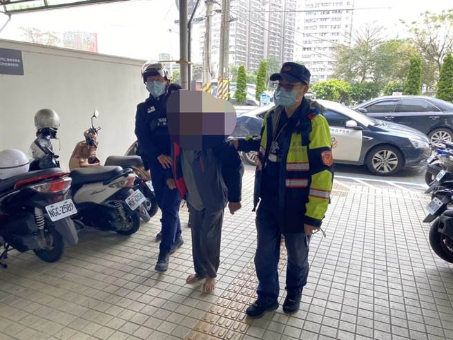 老翁买便当不慎迷路，另一名老翁骑三轮车载着他找警方协助。（姜霏翻摄）