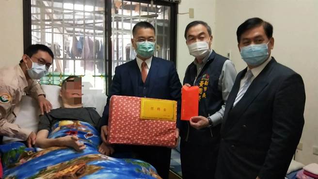 内政部长徐国勇（左三起）、台中市副市长黄国荣27日慰问因车祸受伤导致四肢瘫痪的沈姓义务役受伤退伍人员，及其家属拜早年。（卢金足摄）