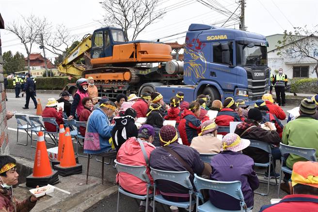 造桥乡民持续抗争坤舆掩埋场，禁止场方机械进场，双方僵持对峙。（谢明俊摄）
