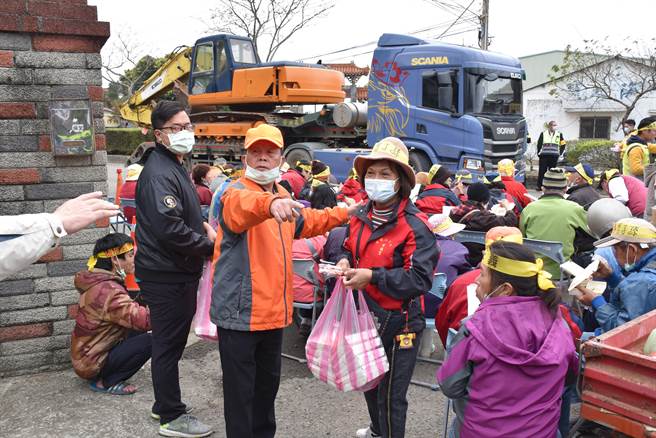 前县长刘政鸿到场声援抗争乡民。（谢明俊摄）