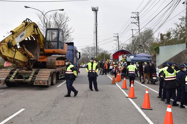 辖区竹南警分局动员百名警力到场维持秩序。（谢明俊摄）