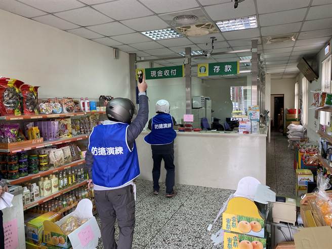 警方舉辦防搶演練，因為怕逼真民眾誤會，全程提示民眾只是演練。（新竹市三分局提供／邱立雅竹市傳真）