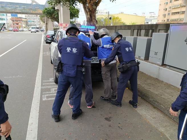 警方舉辦防搶演練，過程迅速確實，在事發後10分鐘內將假搶匪逮捕。（新竹市三分局提供／邱立雅竹市傳真）