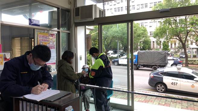 七旬婦人迷途惶恐，熱心員警協助她返家團圓。（警方提供）