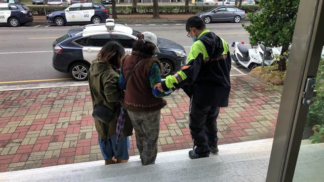 七旬婦人迷途惶恐，熱心員警協助她返家團圓。（警方提供）