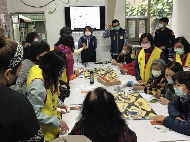 台中市警察局第三分局健康派出所偕同分局侦查队与中市南区福顺里社区发展协会及警察志工团队举办加强重要节日安全维护宣导活动。（台中市第二分局提供／冯惠宜台中传真）