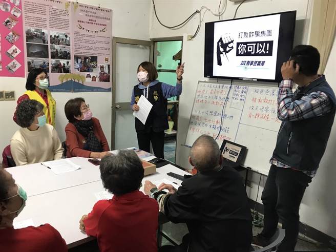 台中市警察局第三分局健康派出所偕同分局侦查队与中市南区福顺里社区发展协会及警察志工团队举办加强重要节日安全维护宣导活动。（台中市第二分局提供／冯惠宜台中传真）