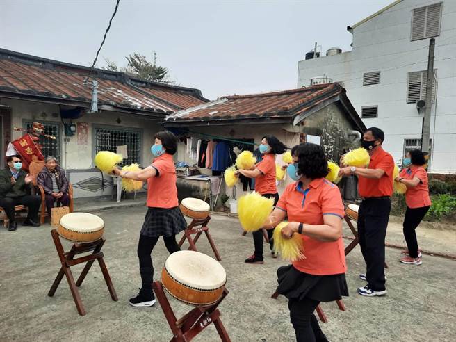 台南市安定区公所27日提前为独居老人庆祝新年。（安定区公所提供／李宜杰台南传真）
