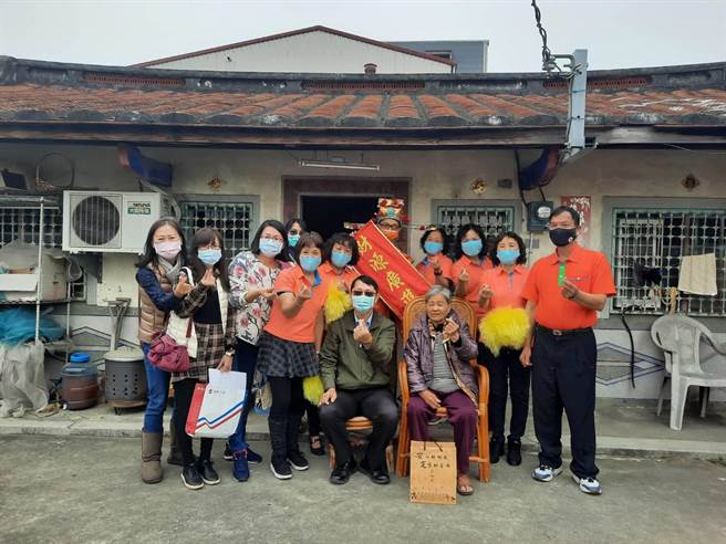 台南市安定区公所27日提前为独居老人庆祝新年。（安定区公所提供／李宜杰台南传真）
