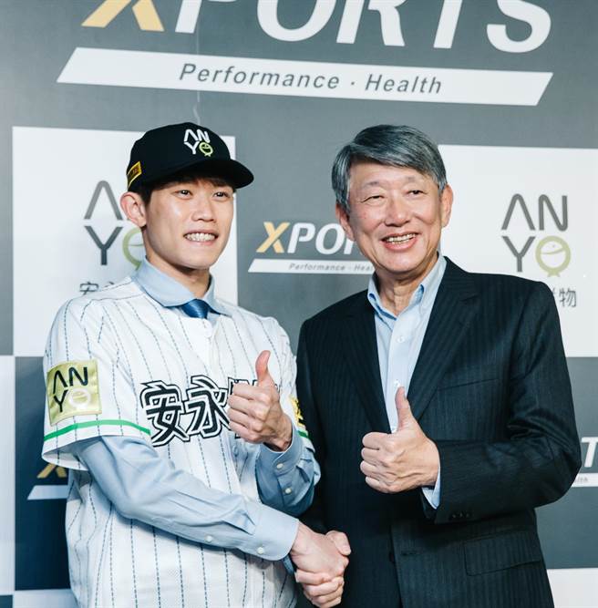 崇越集团董事长郭智辉(右)欢迎陈冠宇加盟安永鲜物。（郭吉铨摄）