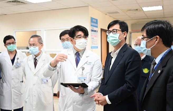 相挺医护，陈其迈宣布加码防疫津贴。(摘自陈其迈脸书)