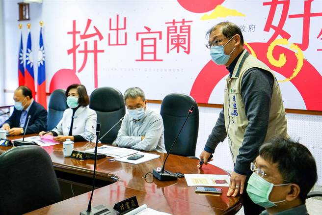 宜蘭縣政府今天宣布縣轄醫院停止開放探病，圖為昨縣務會議時，衛生局長徐迺維報告疫情狀況，強調防疫的層級隨疫情情勢而變更。（李忠一攝）