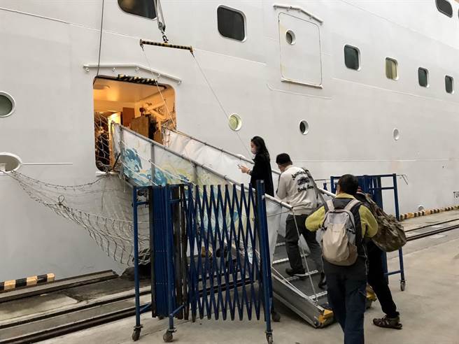 云顶邮轮集团旗下的星梦邮轮「探索梦号」提升防疫规格，每航次限搭载1200名旅客。（陈彩玲摄）