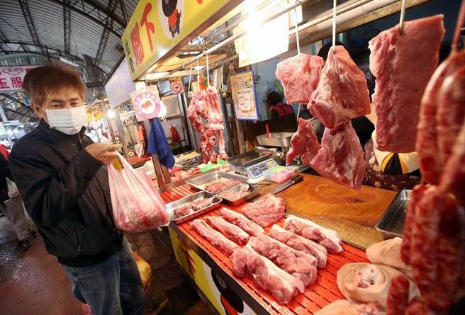 台開放萊豬 國台辦：大陸嚴禁台灣豬肉製品輸入。圖為台灣市場中民眾到豬肉攤商購買豬肉。(本報資料照)