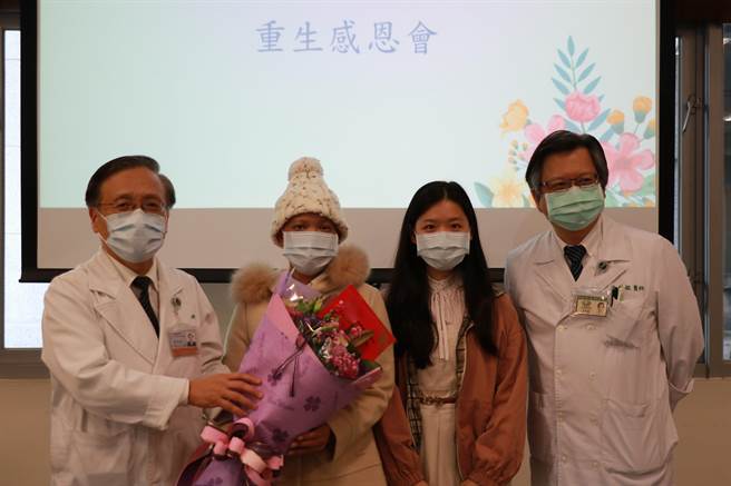 台中慈濟醫院為羅女士舉辦慶生會。左起為簡守信院長、羅女士與家人、血液腫瘤科主任李典錕。（台中慈濟醫院提供／王文吉台中傳真）