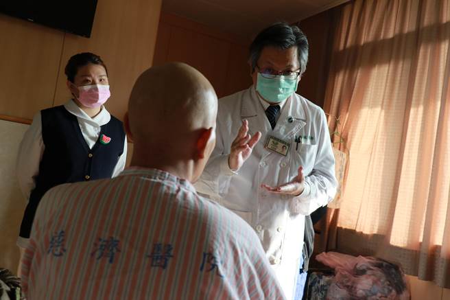 台中慈濟醫院血液腫瘤科主任李典錕查房，叮嚀羅女士出院後相關注意事項。（台中慈濟醫院提供／王文吉台中傳真）