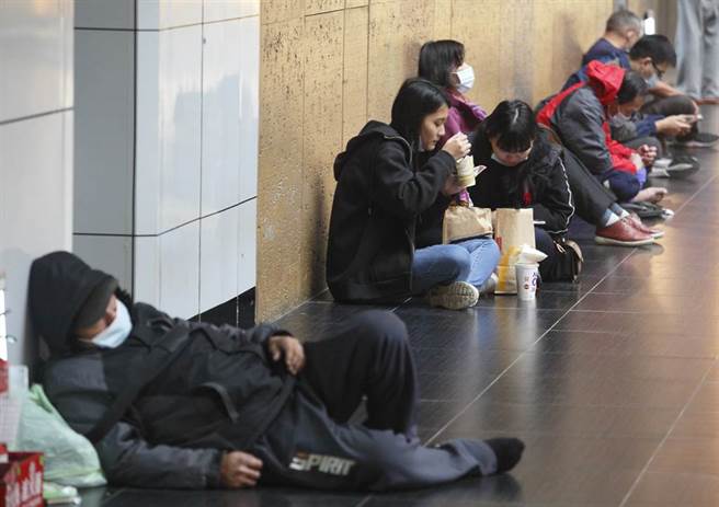 衛福部桃園醫院發生群聚感染事件，國內疫情緊張，台鐵27日證實，一名女性列車長曾到有新冠肺炎確診個案醫院就診，日前接獲衛生單位需隔離通知，台鐵已掌握車長近4日足跡，列車也會加強清潔消毒，交通部也考慮實施台鐵及高鐵禁止飲食，並建議春節期間實施，確切日期仍待指揮中心核定，圖為民眾在台鐵台北車站的大廳飲食。（張鎧乙攝）