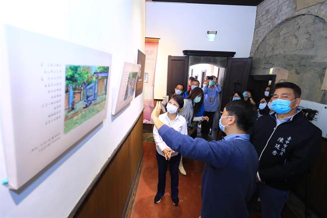 中港高中国中部美术班于歷史建筑林懋阳故居「一德洋楼」举办「绘意清眷诗情画展」及「一德洋楼速写展」双联展，市长卢秀燕应邀出席，她也在老师引导下参观作品。（冯惠宜摄）
