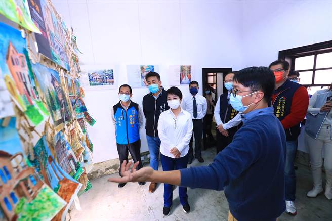 中港高中国中部美术班于歷史建筑林懋阳故居「一德洋楼」举办「绘意清眷诗情画展」及「一德洋楼速写展」双联展，市长卢秀燕应邀出席，她也在老师引导下参观作品。（冯惠宜摄）
